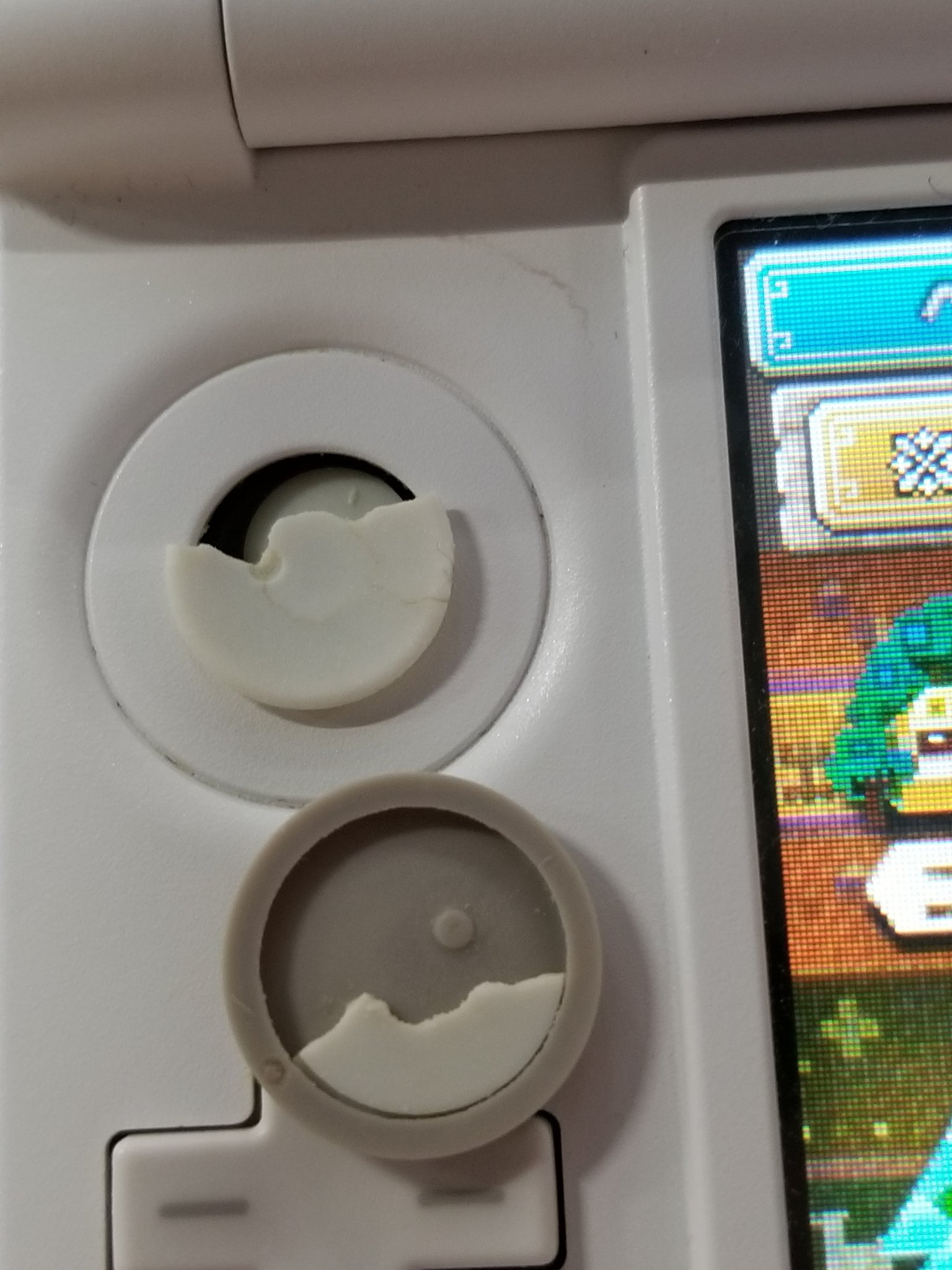 Twitter पर なかじ Mhx やっていたら3dsの スライドパッド がついに壊れた 数日前にゴムが取れた 時にヒビが入ってたからヤバいかと思ったら狩り中に割れてしまった 交換用パーツ買って自力で直そうかな 尼だと樹脂製しか