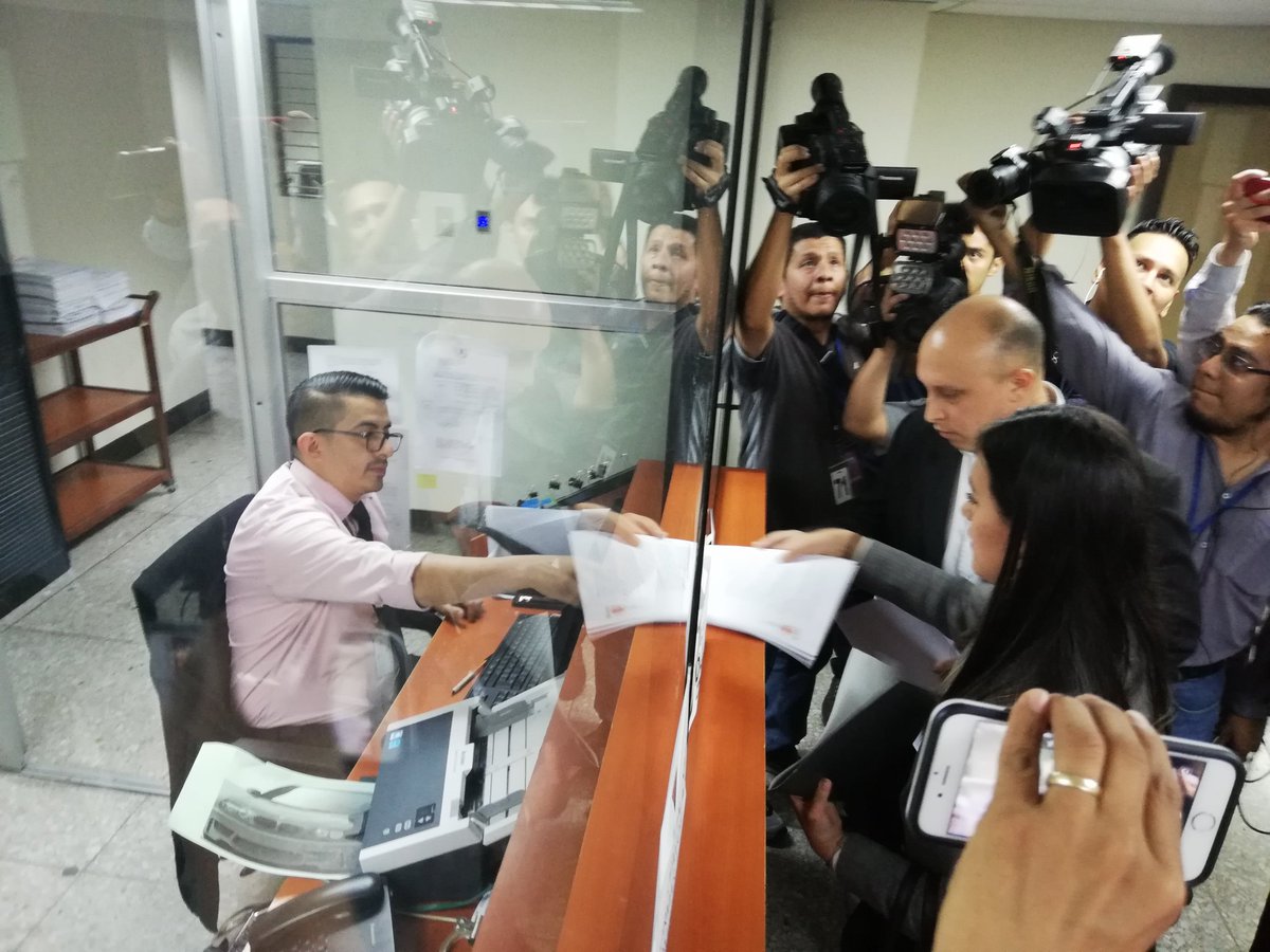 kmonzon_pl's tweet photo. Pedro Cruz y Jeanneth Ponce, de la Asociación Primero Guatemala, interponen amparo en la Corte Suprema de Justicia contra el @TSEGuatemala para "que revise la adjudicación completa" de los cargos a diputados y evitar que contratistas de Estado sean juramentados en 2020. https://t.co/pUisdnxV6q