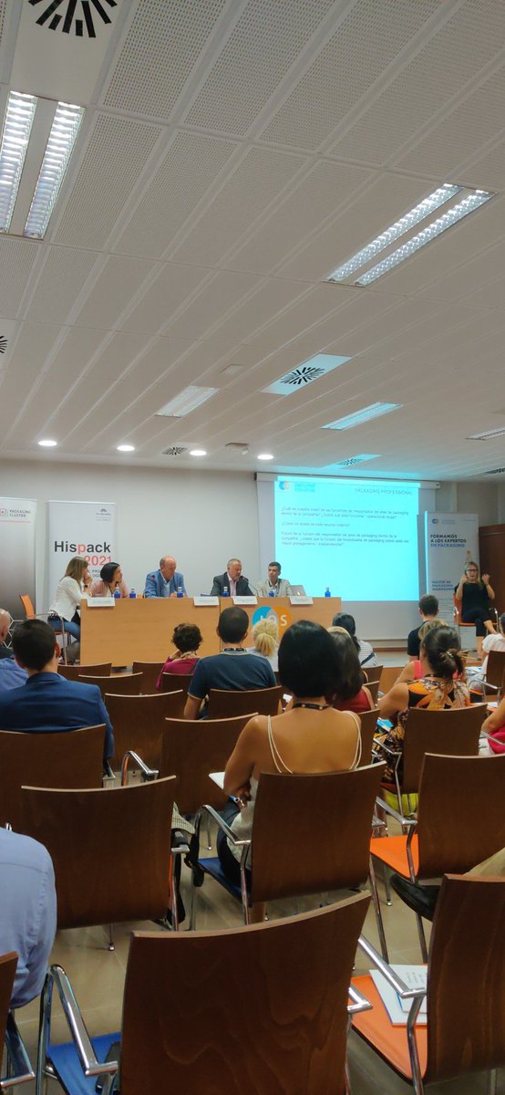 packcluster's tweet photo. "Es la vez en la historia que tenemos mΓ‘s proyectos de packaging a la vez" Santiago Olivares de @Nestle_es. #masterpackaging https://t.co/FZ8NswA4mS