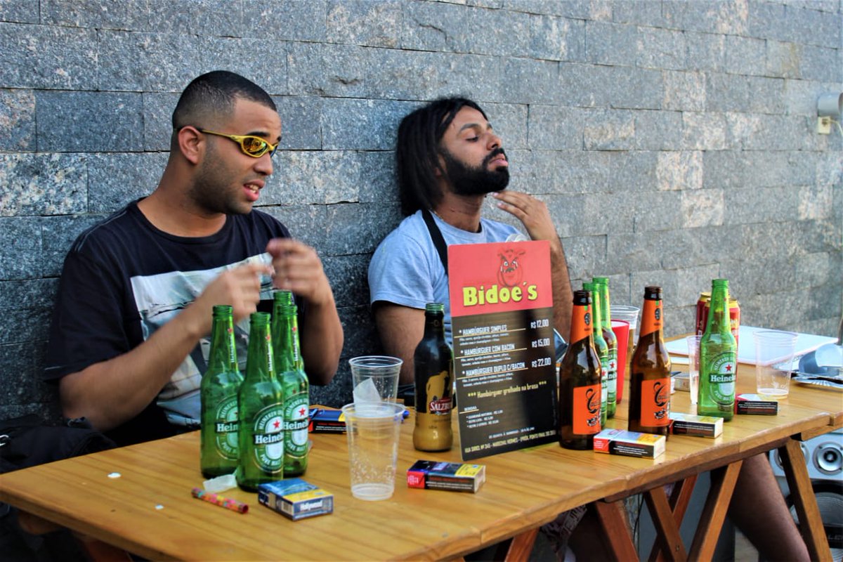 CanibalRapRJ's tweet photo. Nego julga mal tudo que faço e a cada trago eu cago pras leis
Bob mesmo pregando a paz, acabou vítima de covardia
Não é diferente aqui no Rio de janeiro pra todos irmãos que tão na correria✌️🎵 #FamiaCanibal #Rap #Trape #HipHop #CanibalRap #Correria #ZN #EstalaCanibal #Lancamento https://t.co/WbZvQwCcQs