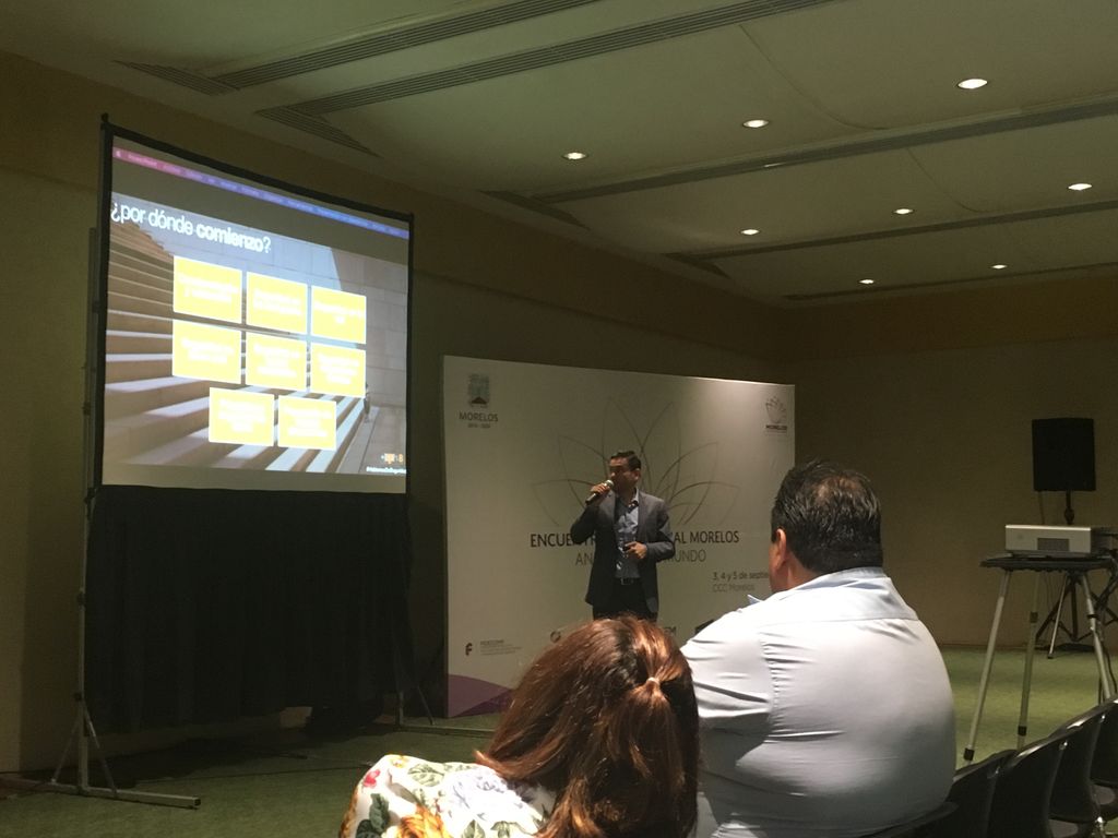 NegociosMor's tweet photo. Juan Pablo Carsi de Capa8, comparte con los empresarios de Morelos los riesgos cibernéticos en las PyMES https://t.co/km0eOc9pwP