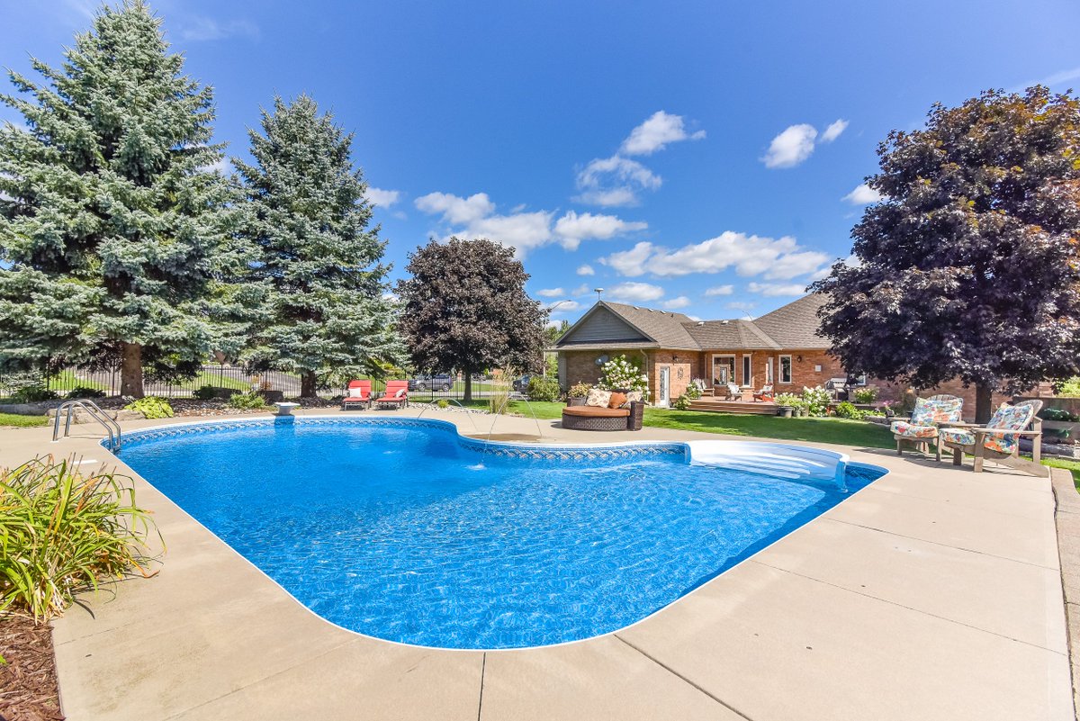 We’ve found the home you’ve been waiting for, out in #Morriston a 12/10, a total score. A spacious and stylish bungalow with a serene living vibes, you’ll absolutely love it here on Telfer Glen --> seeit.tw/telferglen <a href="/Realty_Bureau/">Allison Bureau</a> #Puslinch