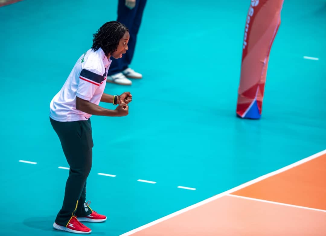 SportAuFeminin2's tweet photo. Pour Rose Beleng, entraîneure de la sélection U18 de #volleyballFéminin du #Cameroun, la défaite face à la Chine est due entre autres à la surmédiatisation de l’évènement qui met une pression supplémentaire à son effectif.
#FIVB #FIVBWomensCH #Volleyba https://t.co/iktmQluUa4 https://t.co/qicENVaVTv