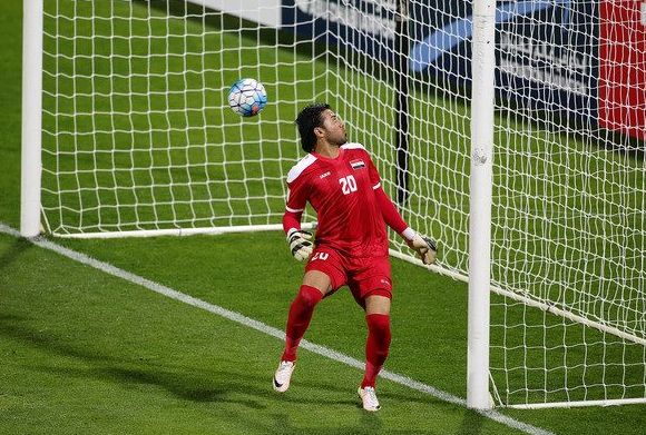 LoversIraq10's tweet photo. بخطا كبير جدا من الحارس محمد حميد منتخب البحرين يسجل الهدف الاول 

العراق  🇮🇶  0  - 1   🇧🇭  البحرين https://t.co/LEUIMcakY8