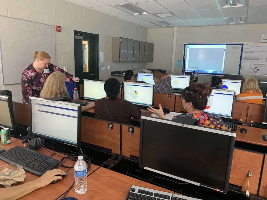 Burnett_Middle's tweet photo. Today’s Lunch and Learn, “Pulling Data to Drive Instruction”. Thanks Amanda Bedford, DRT, for your expertise! @HCPSArea4 @Jeff_Eakins https://t.co/NWQnjyNLgj