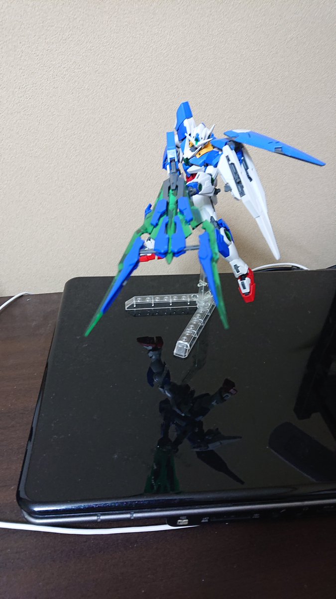 Uono ダブルオーシリーズ ダブルオークアンタ リアルグレード ってこともあり 差し替え無しでバスターソードとライフルを構えることが可能 かなり重いけど ちゃんとスタンド付きます かなりおすすめ 後デュナメスのmgに便乗してサバーニャもrgで