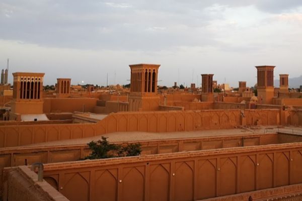 arquitect_viva's tweet photo. ¿Aire acondicionado cero emisiones?
En Irán lo usan hace milenios.
La Universidad de Yazd trabaja para actualizar e incorporar en nuevas construcciones un sistema que no contamina y que refresca los edificios; las torres de viento o atrapavientos https://t.co/hAEhdmrF78