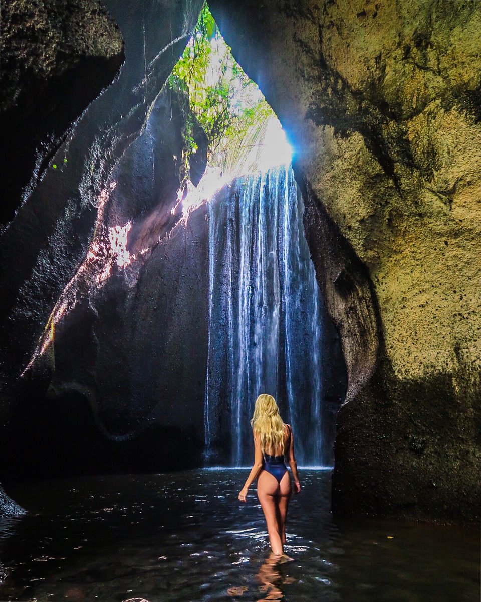 Watching the sun rays peek through the entrance of #tukadcepungwaterfall was an other-worldly experience ✨ I’ve wanted to visit this waterfall for YEARS 🌿 forever grateful 🌿