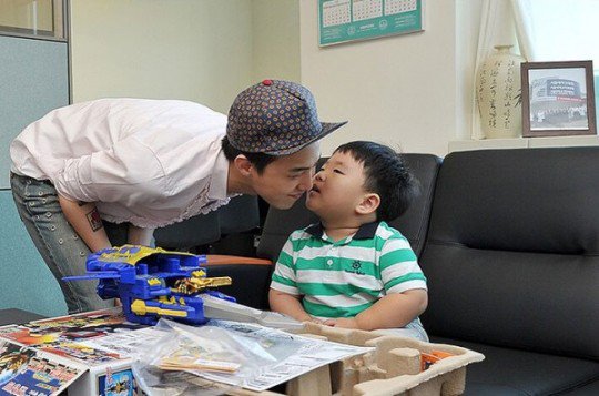 "Kwon Jiyong (Gdragon) visits little Jiyong with a disease. Gdragon bought toys and donated $47 000 to help these children, VIPs also helped. " https://bloomingprintemps.tumblr.com/post/41549159890/vip-mosh-kwon-jiyong-gdragon-visits-little