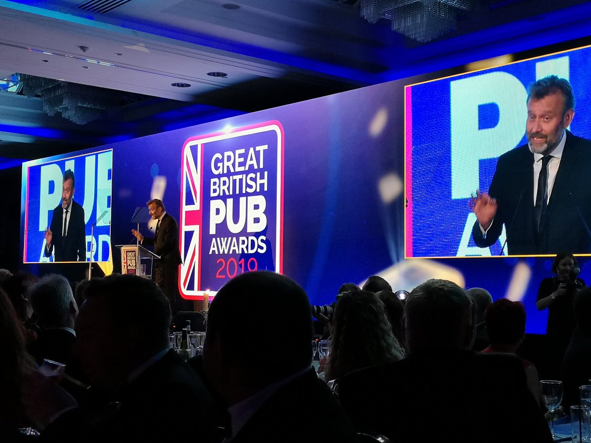 Only 5 minutes until the Great British Pub Awards with Hugh Dennis. Good luck @punchpubs 💪❤️👍#welovepubs #greatBritishPubawards