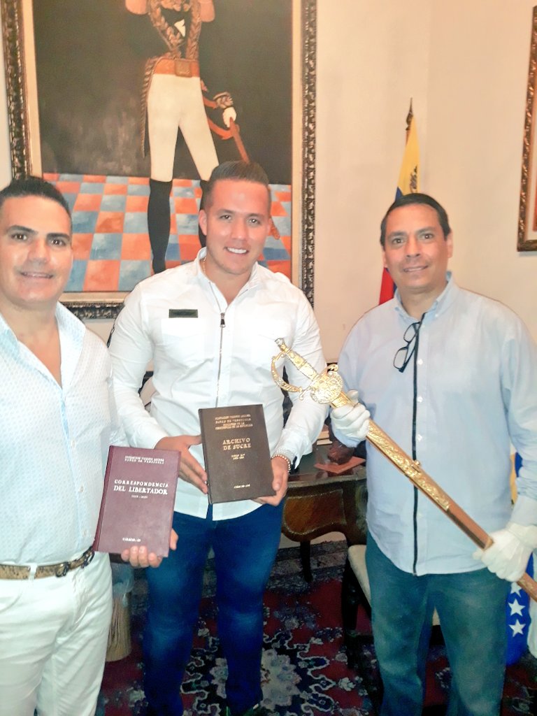 Hoy recibímos la grata visita del ciudadano @AlcaldGustavo10 en los espacio de nuestra sede el cual manifestó sentirse honrado y maravillado de estar conocer más de nuestra historia patria, fue propicia la ocasión para obsequiarle libros de Bolivar y Sucre <a href="/rafaellacava10/">Rafael Lacava</a>