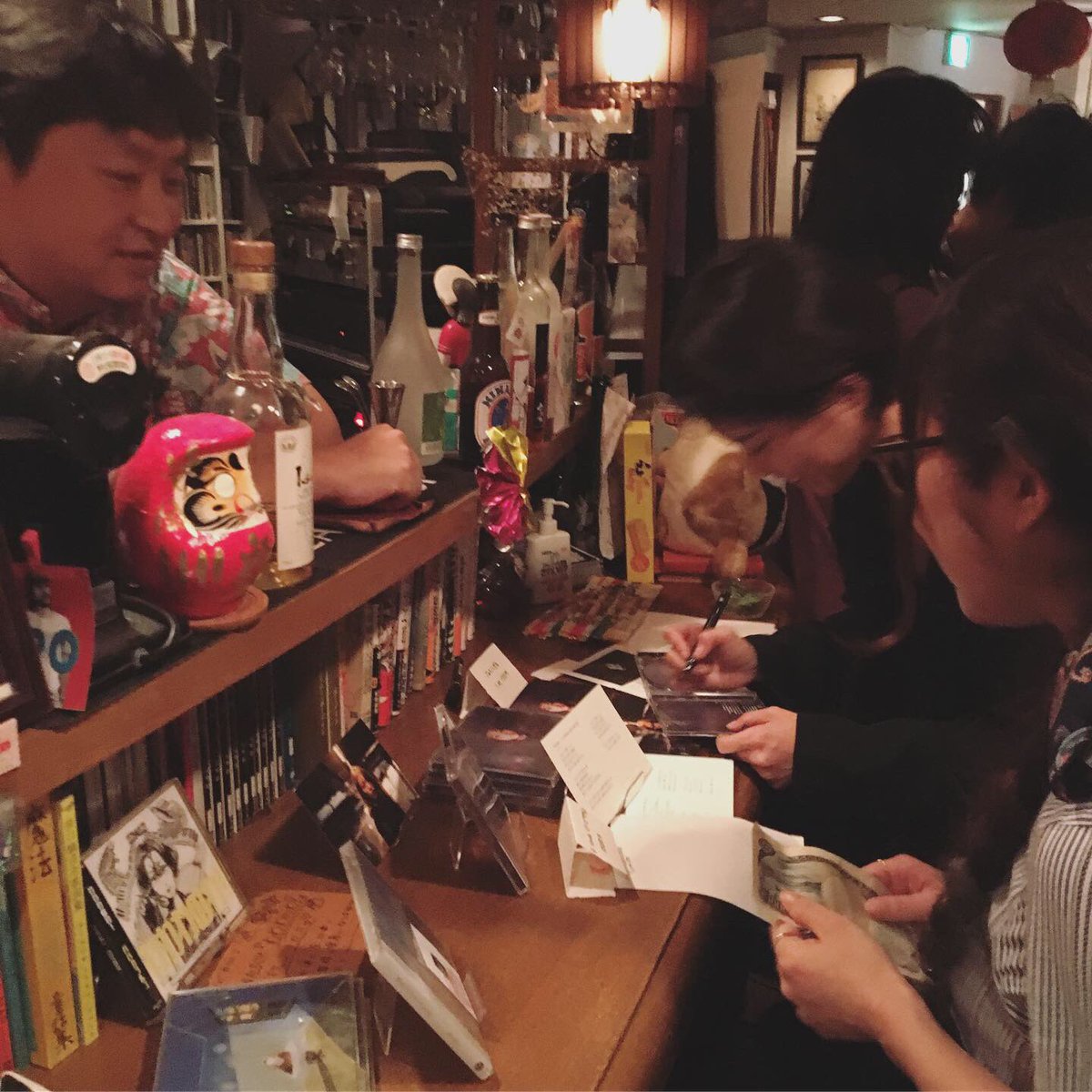 tomoko1223's tweet photo. に角すいii氏プレゼンツ企画。ゲストのセダさんとヤンさん、仄暗い曲想とイマジネーション豊かなドラミングの組み合わせが素敵。に角すいのポエトリーリーディングのイントロダクション熱かった…温かないい夜♨
参加できてありがたい!
#쓰다 #Xeuda #に角すい #惑星のかぞえかた https://t.co/7GqQs1XHea
