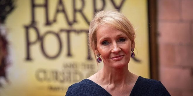 MuggleNet's tweet photo. THE RETURN OF THE QUEEN. @jk_rowling has returned to Twitter, and she's added major fuel to the "what the heck is going on with #CursedChild ?" fire! - https://t.co/0Nc5enct71 https://t.co/q8XeHzEple