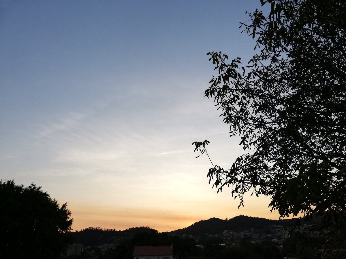 ithanogue__'s tweet photo. anoitecer de hoxe #septembro #xoves #galicia #boanoite #nanit #gabon #buonanotte #goodnight #buenasnoches https://t.co/ayOEMoO6Xg