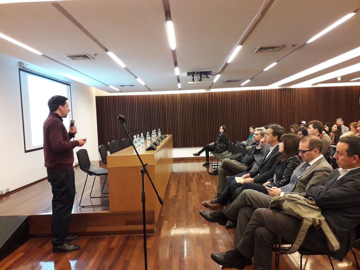 #SemanadelaMadera
El Director del Proyecto <a href="/polomaderaudec/">Polomadera UdeC</a>, Frane Zilic expone en Seminario de Manufactura Avanzada. "La madera es el único recurso aplicado a la construcción que puede hacer frente al #CambioClimatico, mitigar sus efectos y captar carbono". #TransformaChileMadera