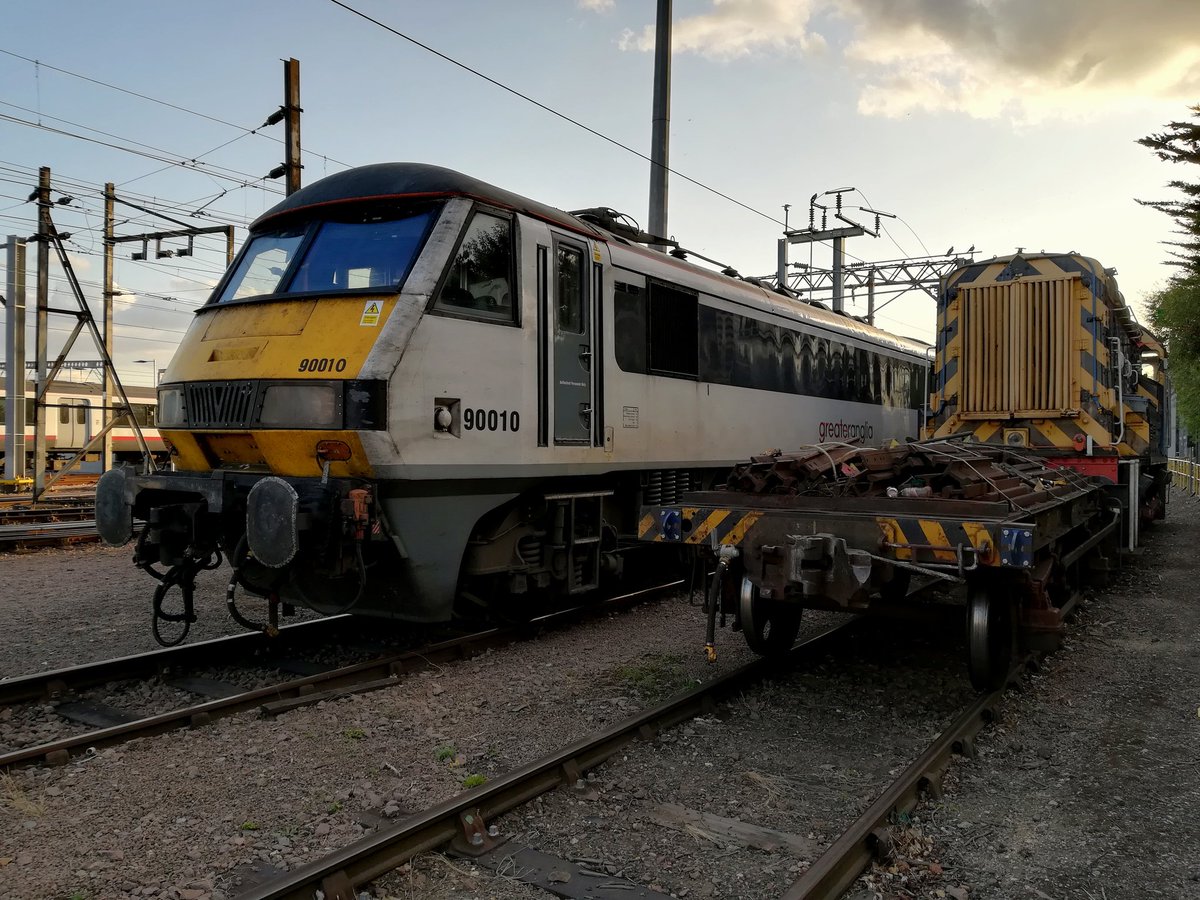 PaulieOnTrack's tweet photo. Class 90 / 08 combo https://t.co/w3v6Eh7zEk