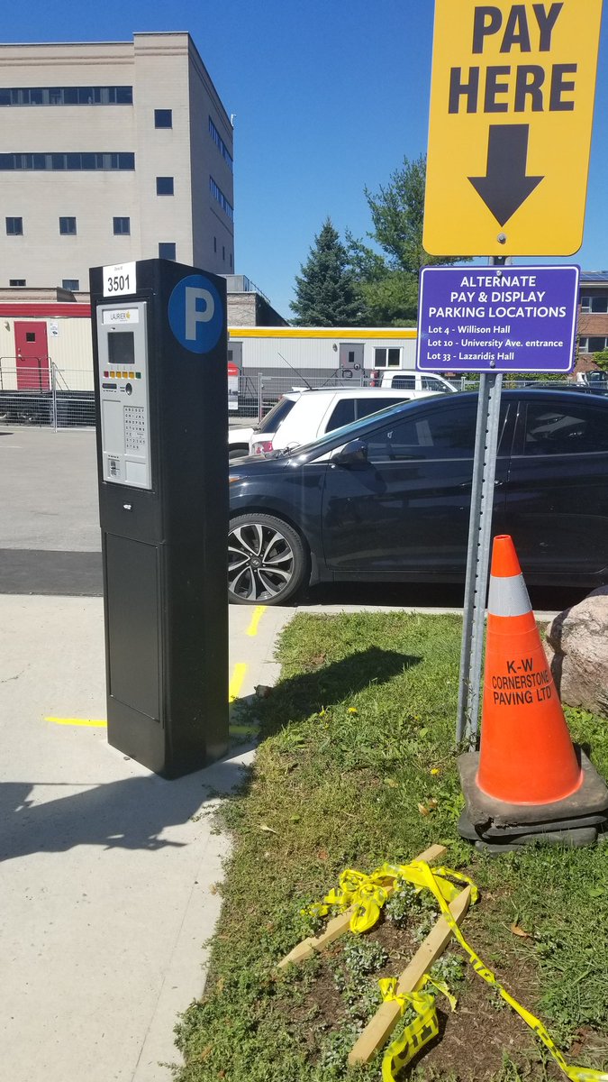 mwalt029's tweet photo. This parking meter in lot 20 is pretty hard to read for those with a visual impairment. Where are the audio cues?! #LaurierEU489 https://t.co/esCk6wIIcq