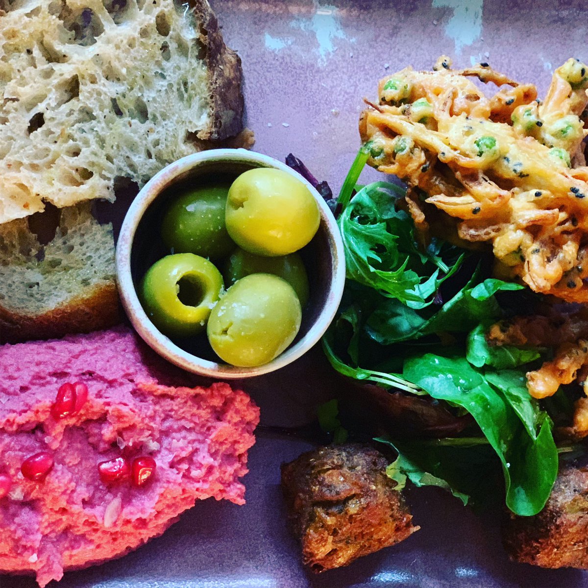 Vegan sharer : beetroot houmous / pea fritter / felafel / Gordal olives 🦋