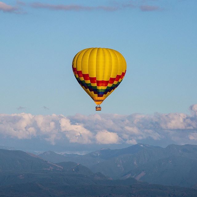 I finally got to go up in a hot air balloon!!! I get SO excited when I see them from the ground, so I was beyond giddy to be riding in one. Fortunately we had a companion balloon riding along with us, staying close, but also far enough away for some fun … bit.ly/2PNrKLy