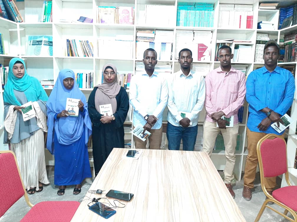 NaqCadaado's tweet photo. Guul ayuu inoogusoo idlaadey akhris wadareedkii Buugga Aftahan Ee uu Qorey Sakariye Axmed Maxamed. 
Waxaan Mahad Idilkeed Usugnaatey Eebe Weyne Oo Inoo Fududeeyey Qabsoomida Barnaamijkaan.
#NAQCADAADO 
#HormariAkhriska. 
#Aftahan. https://t.co/cQHRcLTrrV
