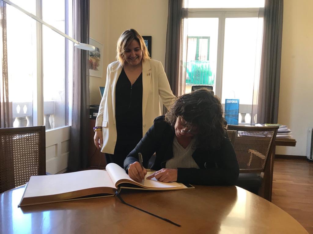 ALladoSaus's tweet photo. Avui ens ha acompanyat la consellera Teresa Jordà a #Figueres per donar el tret de sortida a la 35è #MostradelVi. Visita a l’@ajfigueres i visita al @museuemporda per veure l’exposició “El país dels cuiners. De Ca la Teta a elBulli” 🍇  #DOempordà. Que ho gaudiu‼️ https://t.co/Au3v9X5Mi0