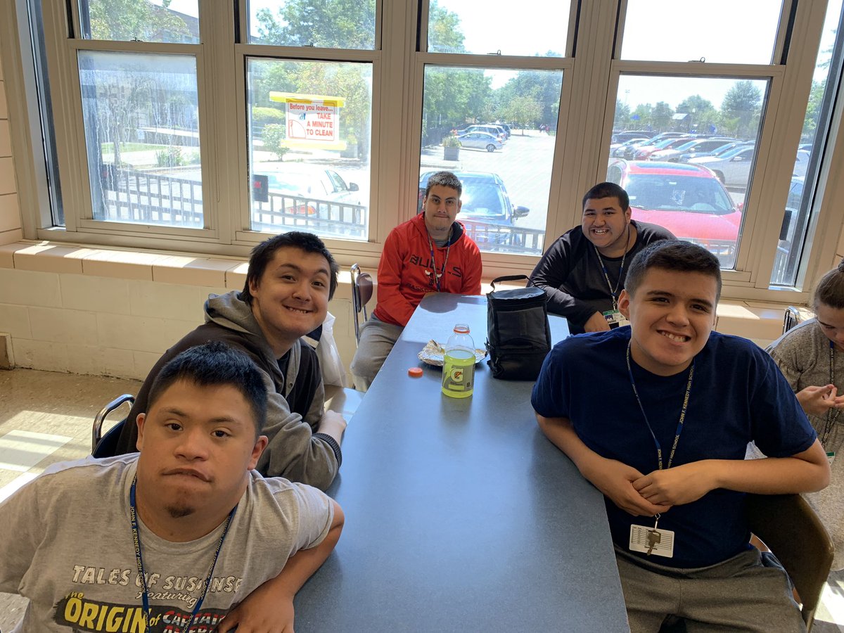 KennedyHSCPS's tweet photo. Kennedy students all smiles the first week back 😁 https://t.co/vyUmlx700R