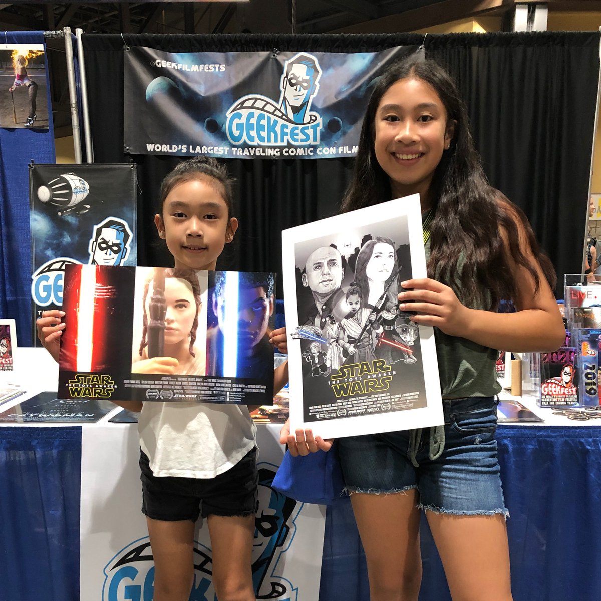 SWToyStories's tweet photo. Two more photos from @LBComicCon this past Sunday. This was our third year there, this time screening #StarWars: #TheToysAwaken with @GeekFilmFests. Thanks to actress / filmmaker @JaxDallas for moderating the #GeekFest Filmmakers panel!
https://t.co/YaHUzoY63h
#LBCC #LBCC2019 https://t.co/K8jLwo6X0J