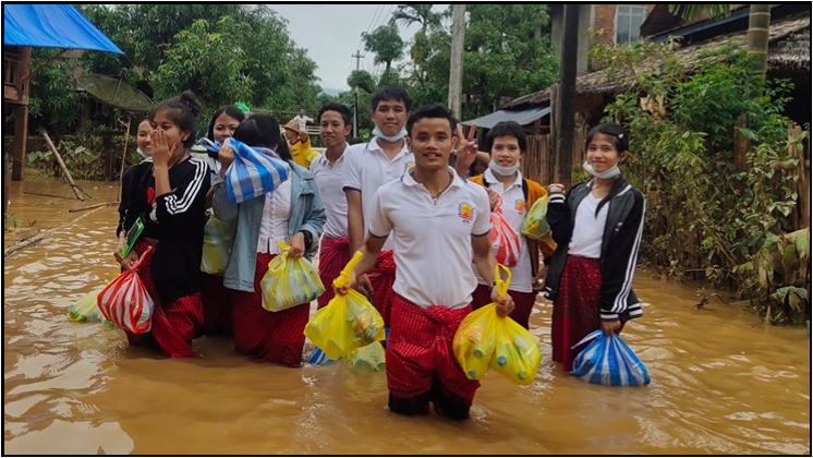 YFCintl's tweet photo. Mon youth have jumped into the muddy waters to bring relief to where it is needed in Myanmar... and they do it with lovely smiles and no complaining. "Like" to show them how proud we are of them! #Myanmar #Flooding #service #youth #yfc #youthforchrist #socialinvolvement https://t.co/nT8bLCcfu4