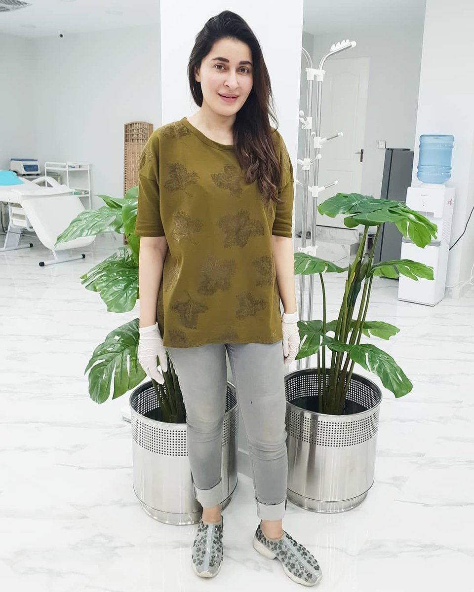 #drshaistalodhi at his clinic #celebrity #actress #pictureofpakistan #pakistanidrama #beautyofpakistan #tvkahani