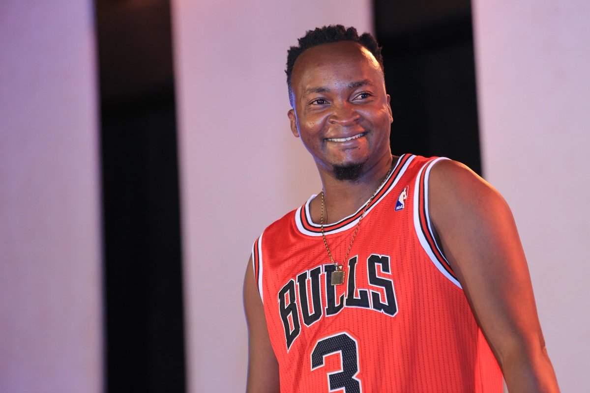 ComedyStoreUG's tweet photo. Godi Godi - Ntumila kubasajja nga gwe wagula emotoka eyakabi naye nga ewaka wo olina boxer bilizoka(2).
Audience: π π #comedystoreug #NamelessInUG https://t.co/NIlps379CJ