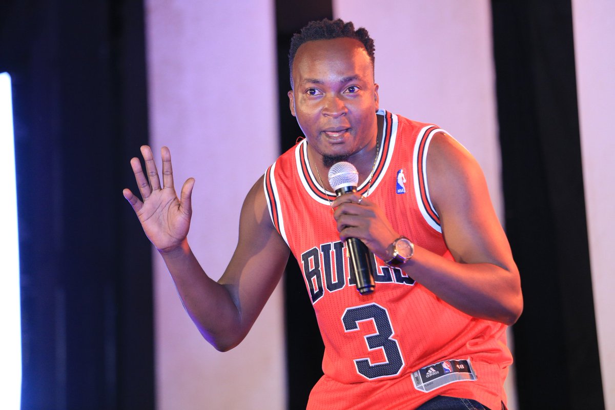ComedyStoreUG's tweet photo. Godi Godi - Ntumila kubasajja nga gwe wagula emotoka eyakabi naye nga ewaka wo olina boxer bilizoka(2).
Audience: π π #comedystoreug #NamelessInUG https://t.co/NIlps379CJ