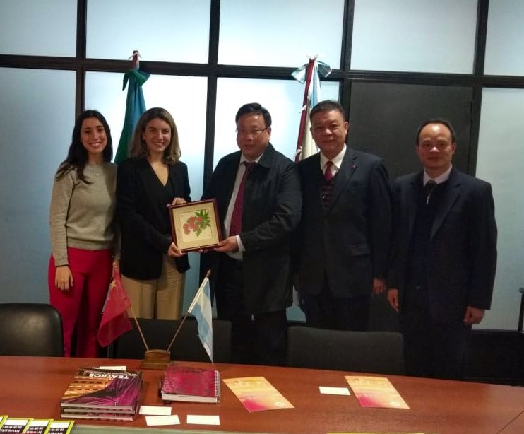 Esta mañana nos reunimos con una delegación de Guangdong, China, para avanzar con proyectos de cooperación comercial para las PyMEs de la PBA.

El mercado chino nos ofrece grandes desafíos y oportunidades para nuestros productores bonaerenses. 

<a href="/BAProvincia/">Gobierno PBA</a> <a href="/fabianpdk/">Fabian Perechodnik</a> @Daruffa