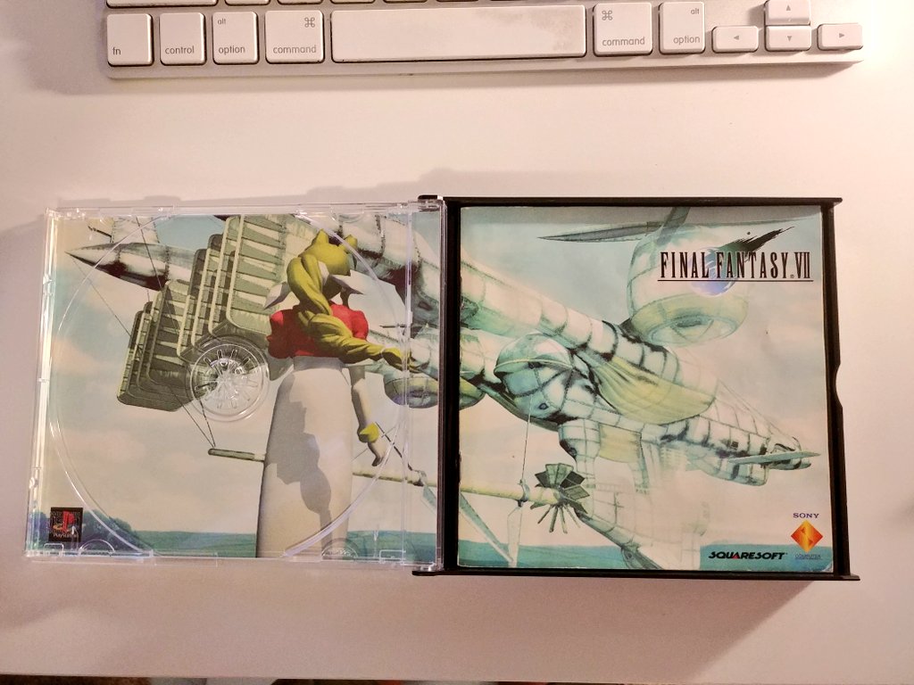 I miss the days when games came with beautiful boxes/cases. Not just the full colour manuals, which are a lost art themselves, but stuff like this extended mural on the FF7 case and manual. It's so slick, and leaves an impression before you even play the game.