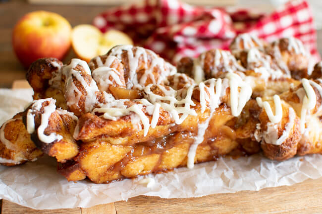 #ad Apple Pie Monkey Bread is like apple pie and apple fritters in one yummy #breakfast recipe! <a href="/rhodesbread/">Rhodes Bake-N-Serv</a>  makes it easy! #frozendough #apples bit.ly/2kkvBAS