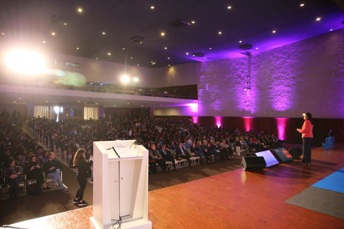 FlorPabloMedina's tweet photo. Hoy conversé con estudiantes de educación superior en el #CADEUniv que organiza @IPAEPERU. Ustedes son actores activos para poder lograr grandes cosas y la universidad es ese espacio de debate para transformar sus ideas en soluciones para un mejor país. https://t.co/0impQKNahy
