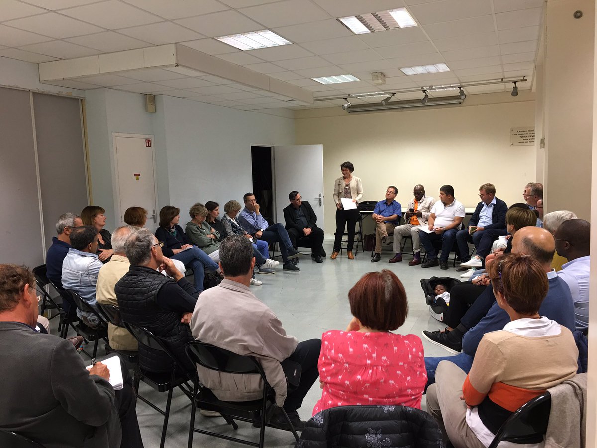 RenaissAntony's tweet photo. Merci aux très nombreuses personnes qui participent ce soir au Comité local @EnMarcheAntony, pour l’annonce de l’investiture de @DesboisNadia comme tête de la liste @AntonyMouvement aux élections municipales à Antony en 2020 !👏👏 https://t.co/9PgPb9YXfX