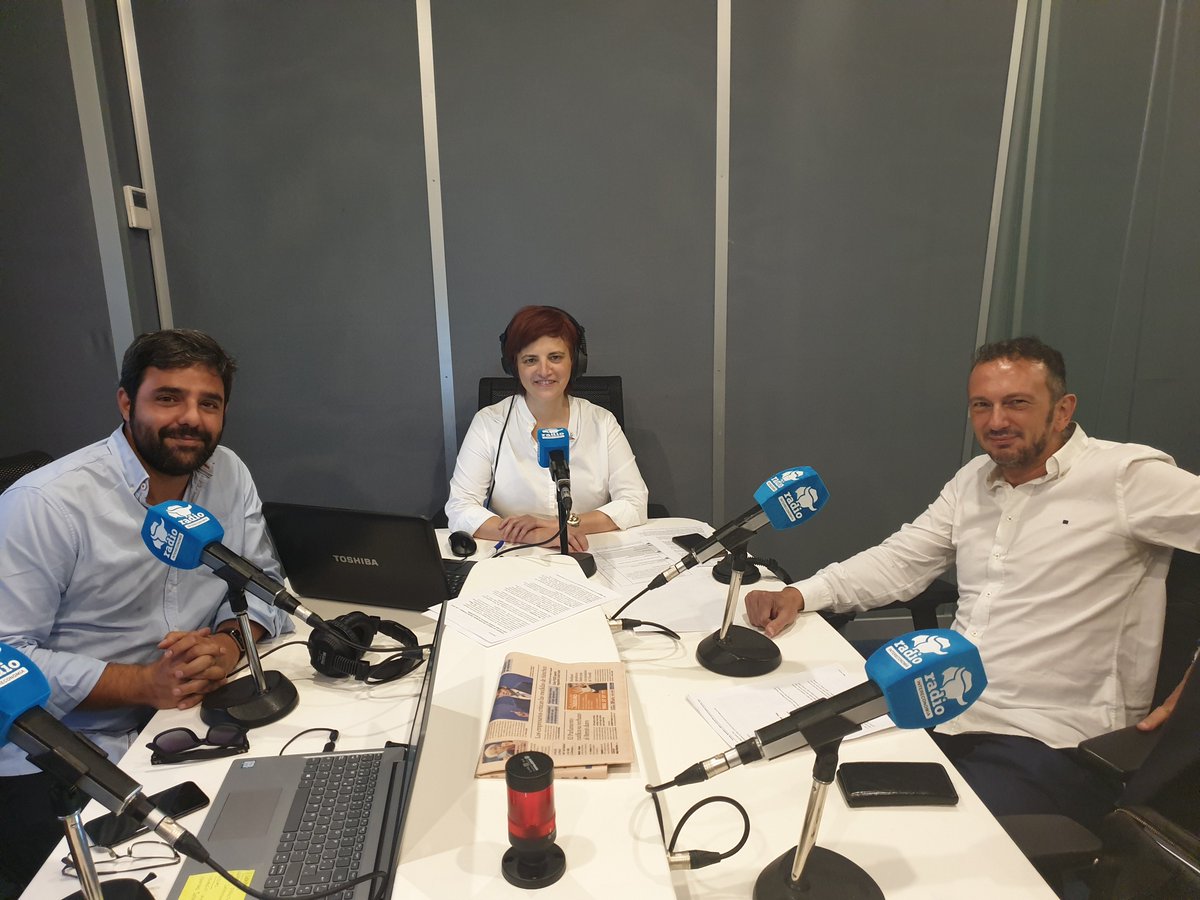 VisionGlobal_IE's tweet photo. Nuestros invitados en #latertuliadelosnegocios hoy son 

✔ @GSantos_A (socio de iCapital)
✔ @ipetitz (CEO de @iDenGlobal) 

Escucha #endirecto en @rintereconomia 👇

https://t.co/aFiz9jxkmw https://t.co/xi0w8hUfSQ