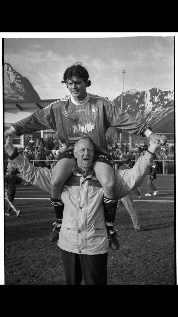 olesunde's tweet photo. @fotballklubben Beklager sein respons. Men skuddet var sjølvsagt eit nydelig bananfluer over ein utrustende Sindre Rekdal i målet til Ørsta. Volda ordførar Knut Bere var særs nøgd med 1-0 seieren https://t.co/Gq8NEGPf5N