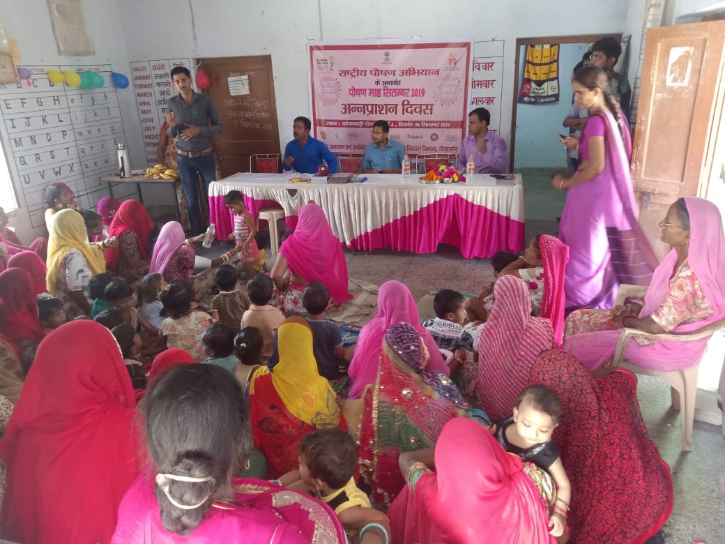ChetanSbp's tweet photo. @icds_dd @tini_tatatrusts @NITIAayog @POSHAN_Official @SPreraksकलेक्टर महोदय नमित मेहता ने जैसलमेर शहर की वार्ड नंबर 4 आंगनवाड़ी केंद्र पर उपस्थित होकर बच्चों का अन्नप्राशन करवाया इस दौरान उपनिदेशक राजेंद्र कुमार चौधरी तथा जन समुद���य के लोग उपस्थित रहे। @tatatrusts https://t.co/5UWvPEhKcO