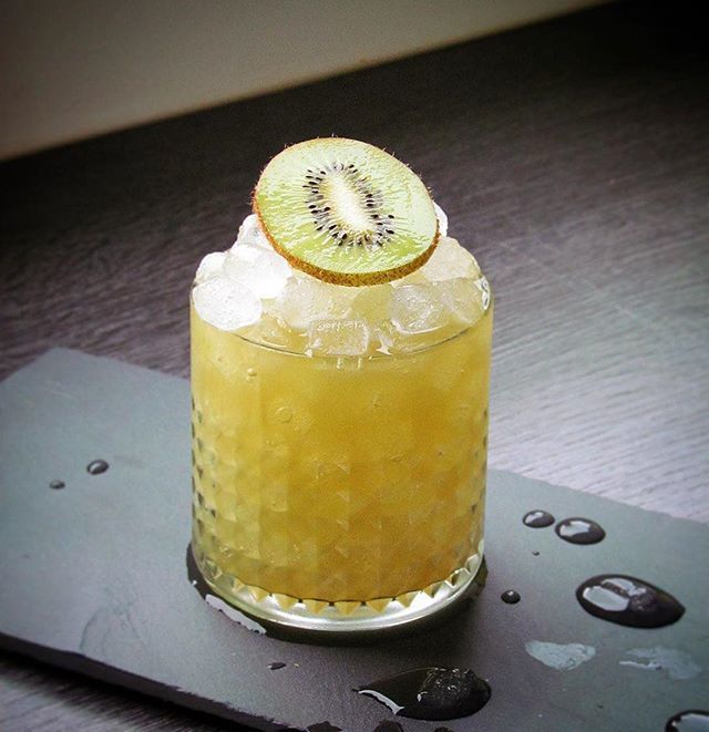 onenationdrinks's tweet photo. THE BEE’S G’S 🍹
•
45ml Roku Gin
(@suntory_rokugin)
30ml Apple-Kiwi juice
15ml Lime juice
15ml Honey &amp; Lavender syrup
10ml St. Germain
(@stgermaindrinks)
✖️
Add all ingredients to a shaker with ice and shake. Strain over crushed ice.
Garnish with fres… https://t.co/QojR1v4lT7 https://t.co/HkDq5q7bjv
