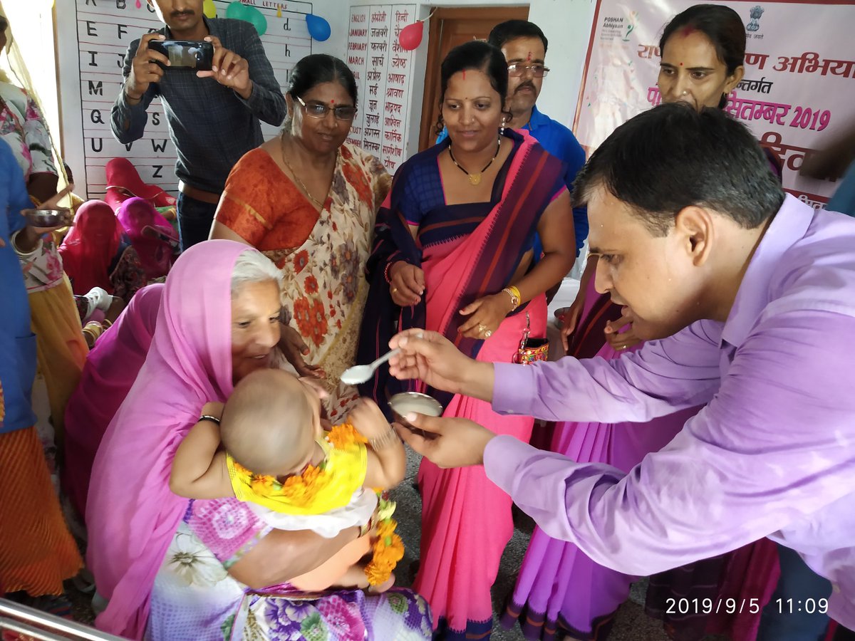 ChetanSbp's tweet photo. @icds_dd @tini_tatatrusts @NITIAayog @POSHAN_Official @SPreraksकलेक्टर महोदय नमित मेहता ने जैसलमेर शहर की वार्ड नंबर 4 आंगनवाड़ी केंद्र पर उपस्थित होकर बच्चों का अन्नप्राशन करवाया इस दौरान उपनिदेशक राजेंद्र कुमार चौधरी तथा जन समुद���य के लोग उपस्थित रहे। @tatatrusts https://t.co/5UWvPEhKcO
