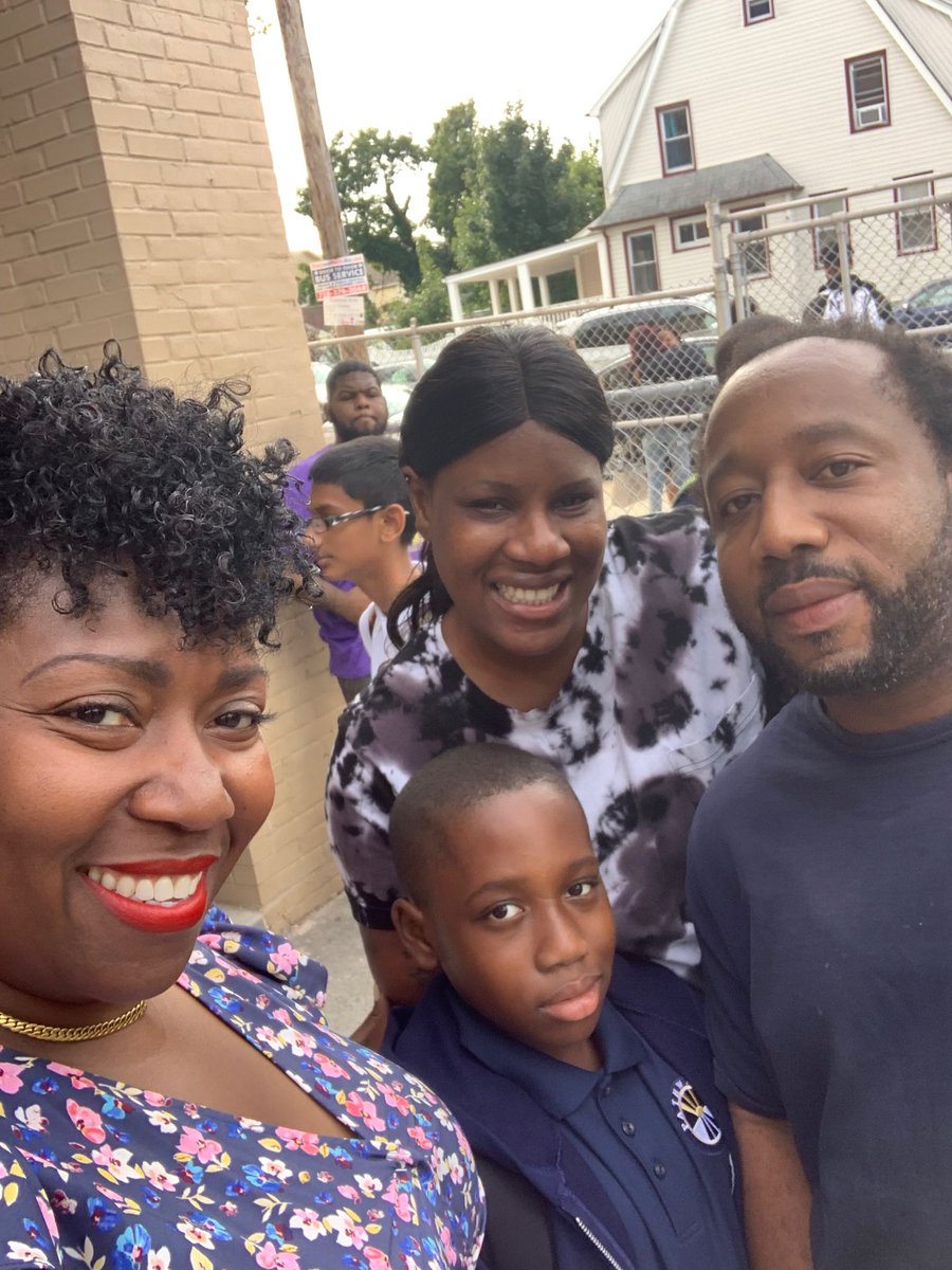 davis_fia's tweet photo. @PCPSTRAILBLAZER Back to School Palooza welcome was amazing! Such an honor to welcome students and families. #FDOS #20/20Vision #Impact @SpencerAndreD @D29Shines @NYCSchools #Pathwaysproud https://t.co/yFsOF7eiN8