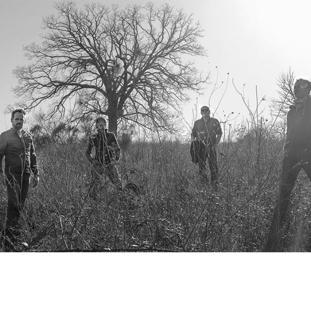 4 mannen met 3 gitaren brengen eigen nummers en meerstemmig gezongen teksten over liefde, het leven en dingen die voorbij gaan. Hun muziek ontstaat vaak aan de keukentafel, met een akoestische gitaar, flarden tekst en de eerste contouren van een zanglijn… buff.ly/2NSWvvJ
