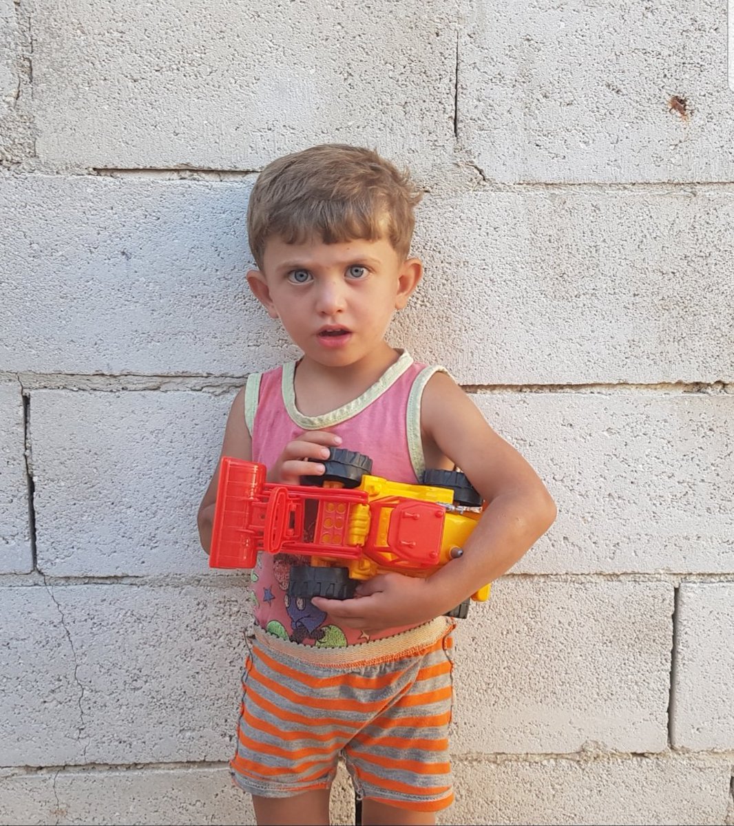 HayraHizmet's tweet photo. Takriben 10 Gün Önce #Bombardımanda Evini Ve 2 Buçuk Aylık #Yavrusunu Kaybeden Ailemize Bugün Bir Abimizin Göndermiş Olduğu #700_TL'yi Ve Yavrularımıza #Oyuncak Teslim Ettik.
Gelin Hep Beraber #Abimize Destek Olalım Kaldığı Barakanın #Çatısını Saçla Kapatalım... https://t.co/vlwoI1Tv5S