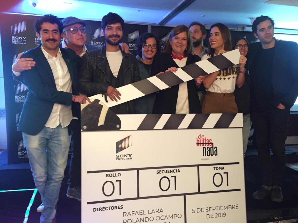 ¡Estamos felices!
Qué tal esta foto del claquetazo de serie #DeBrutasNada dónde nuestros talentos #CarmenzaGonzáles y <a href="/Biassini/">Biasso Segura</a> 
hacen parte de la producción🎬
¡Felicitaciones! 👏🏻👏🏻👏🏻