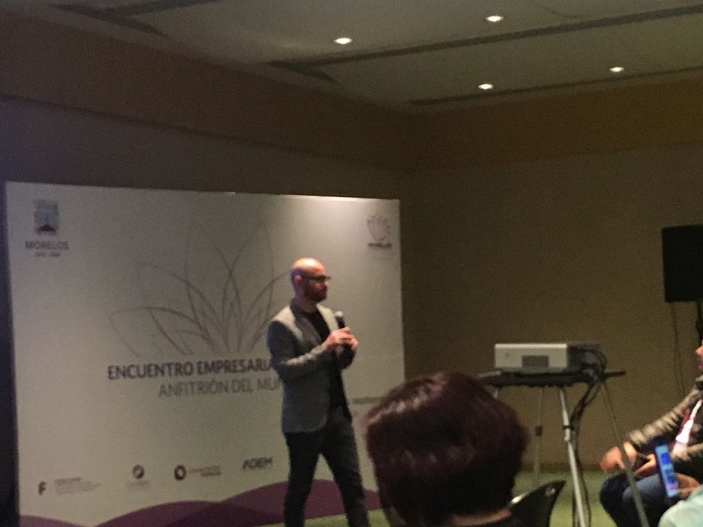 NegociosMor's tweet photo. Andres Rizzo, Director de Banca Offline de @konfiomx  platica a los empresarios de Morelos sobre las nuevas alternativas de financiamiento para PyMES https://t.co/ge35AXXnty
