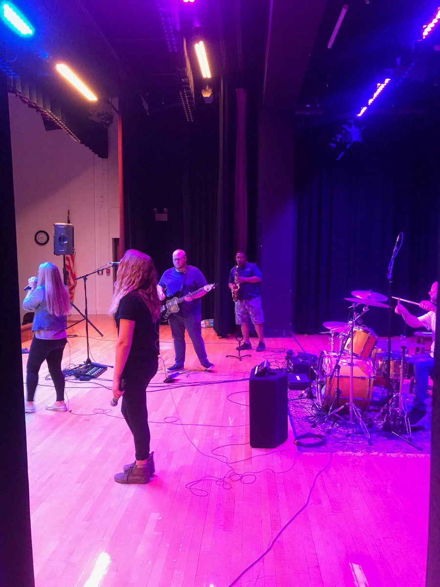 RiverRatRhythm's tweet image. Backstage with ⁦⁦@campusimpress⁩ , ⁦@jenniferhopper⁩ , and ⁦⁦@find_ch⁩ .  Awesome way to start the year!  #acsdghosts #acsPRIDE