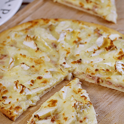 FrenchBoard's tweet photo. It's #NationalCheesePizzaDay and we couldn't resist having #Camembert on ours! Merci to quiveutdufromage for the idea! https://t.co/wZZ3j9R5Nr