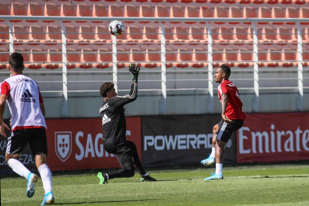 cj_dos_santos's tweet photo. Great last two days of training with the @SLBenfica first team. #IHaveGoals #WorkingForMyFuture https://t.co/snYmzDJ5dU