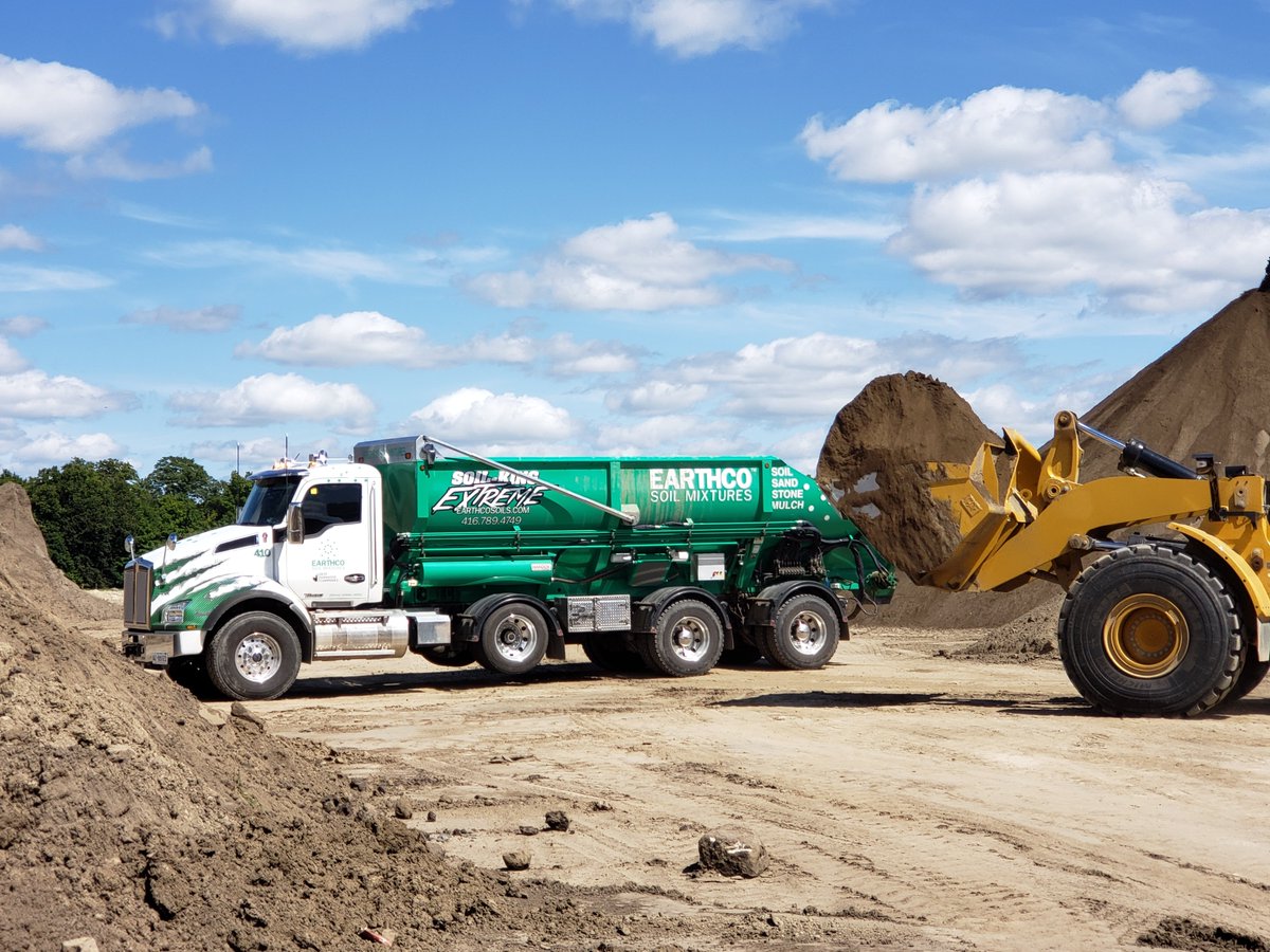 EarthcoSoils's tweet photo. Loading up our Soil King Extreme slinger truck. #qualitysoil @GandLgroup https://t.co/X0Y9Z34GG7